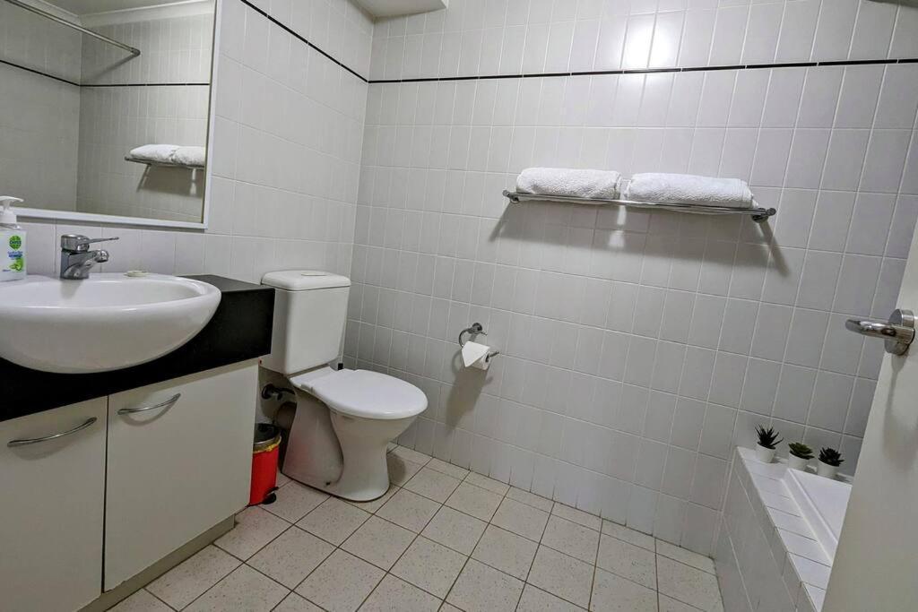 City & Lakeside With Free Parking, Pool And 10 Mins Walk Into The City Perth Eksteriør billede