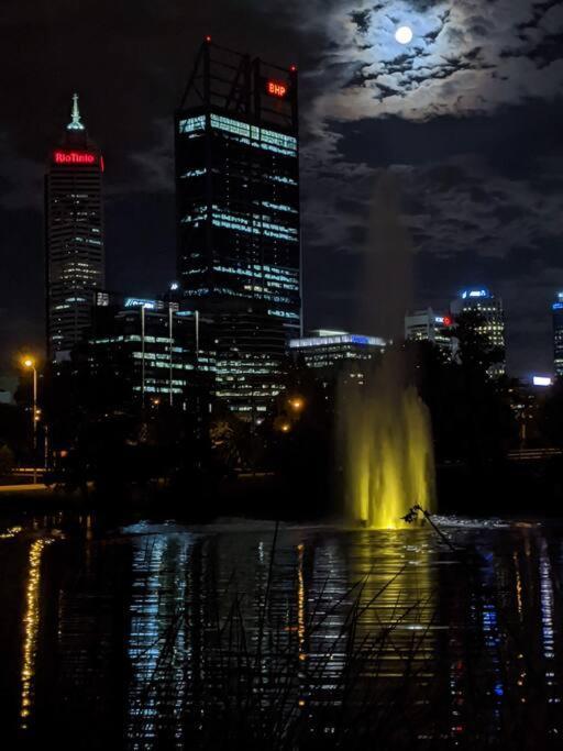 City & Lakeside With Free Parking, Pool And 10 Mins Walk Into The City Perth Eksteriør billede
