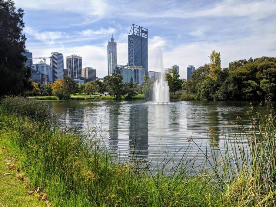 City & Lakeside With Free Parking, Pool And 10 Mins Walk Into The City Perth Eksteriør billede