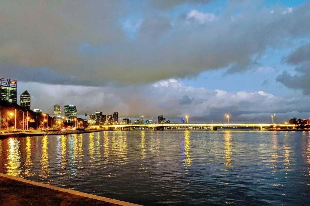 City & Lakeside With Free Parking, Pool And 10 Mins Walk Into The City Perth Eksteriør billede